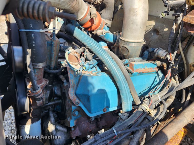 image for item JB9551 1996 International 4700  rollback truck