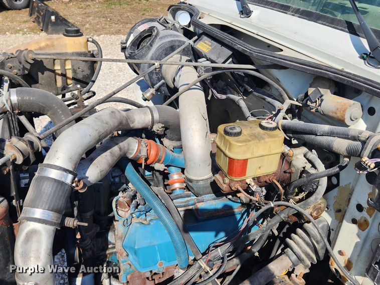 image for item JB9551 1996 International 4700  rollback truck