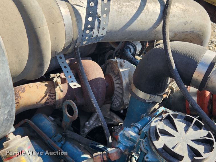 image for item JB9551 1996 International 4700  rollback truck