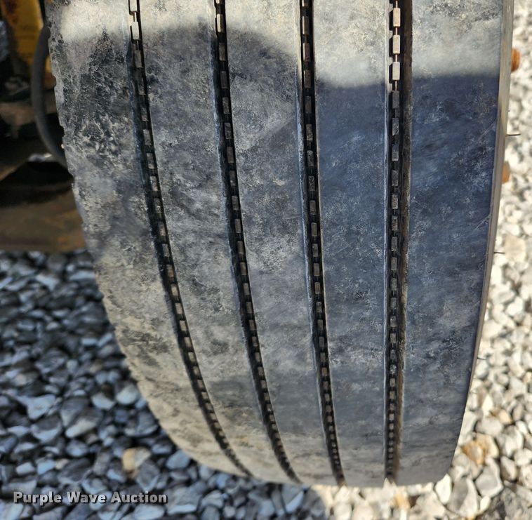 image for item JB9551 1996 International 4700  rollback truck