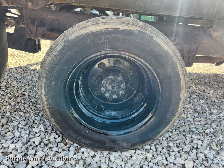 image for item JB9551 1996 International 4700  rollback truck