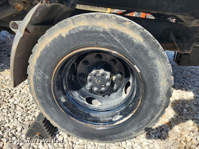 image for item JB9551 1996 International 4700  rollback truck