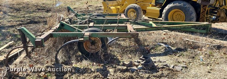 image for item JG9379 John Deere 1600  chisel