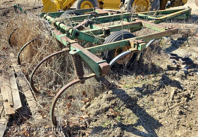 image for item JG9379 John Deere 1600  chisel