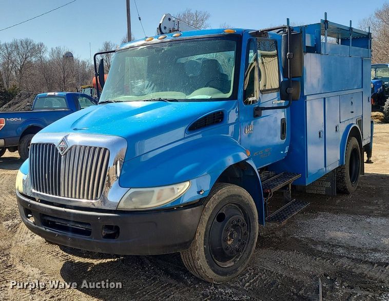 image for item JG9387 2003 International 4300  utility / service truck