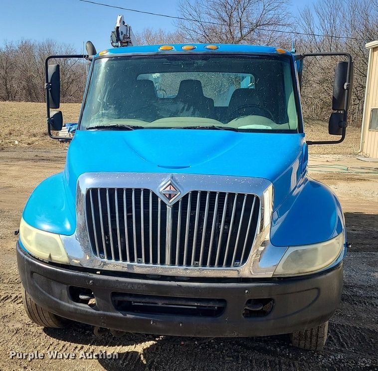 image for item JG9387 2003 International 4300  utility / service truck