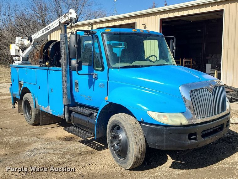 image for item JG9387 2003 International 4300  utility / service truck