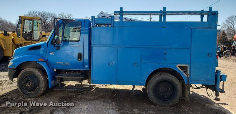 image for item JG9387 2003 International 4300  utility / service truck