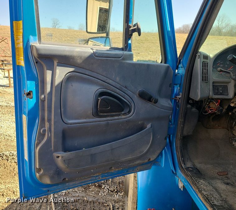 image for item JG9387 2003 International 4300  utility / service truck