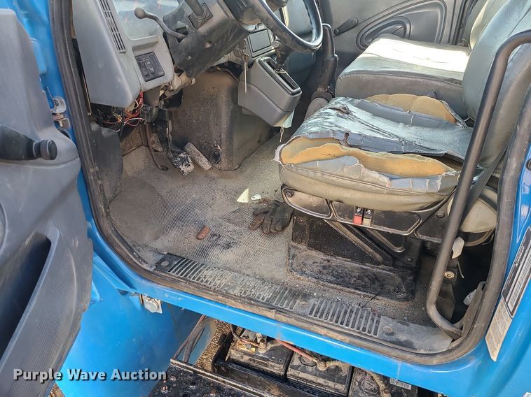 image for item JG9387 2003 International 4300  utility / service truck