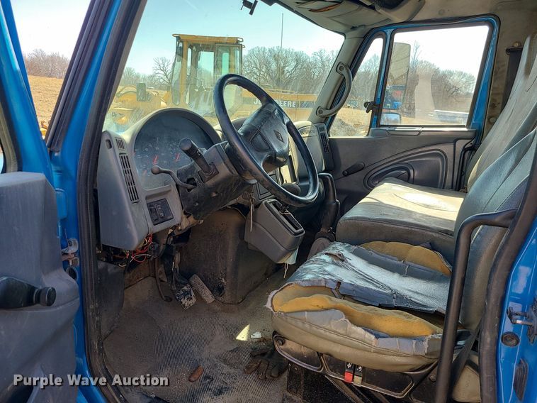 image for item JG9387 2003 International 4300  utility / service truck