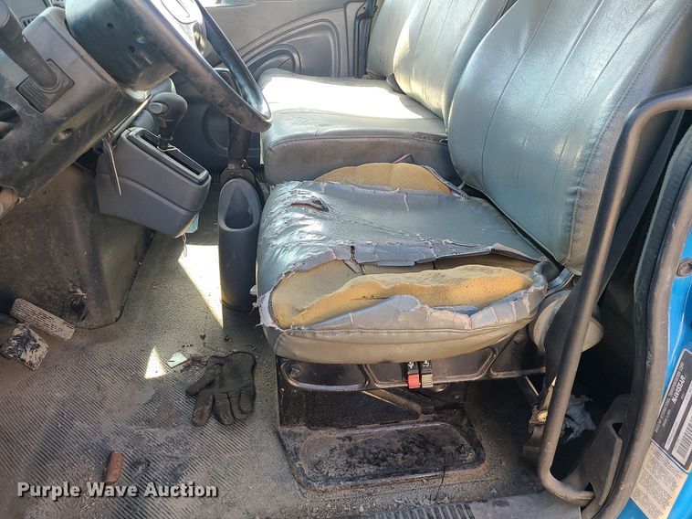 image for item JG9387 2003 International 4300  utility / service truck