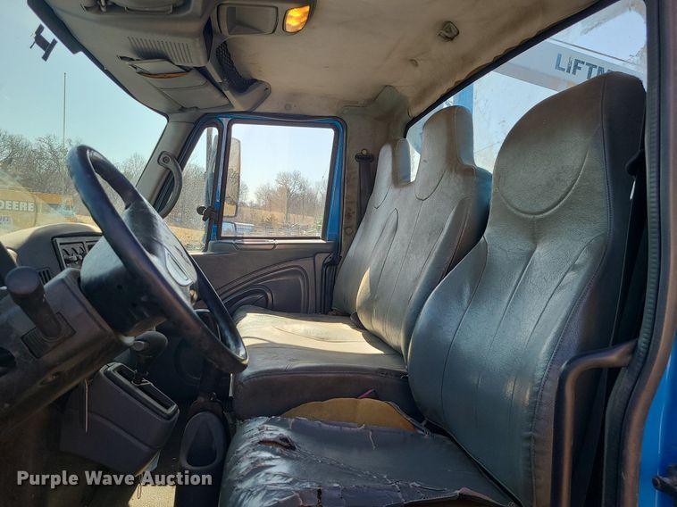 image for item JG9387 2003 International 4300  utility / service truck