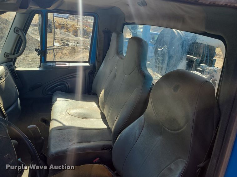 image for item JG9387 2003 International 4300  utility / service truck