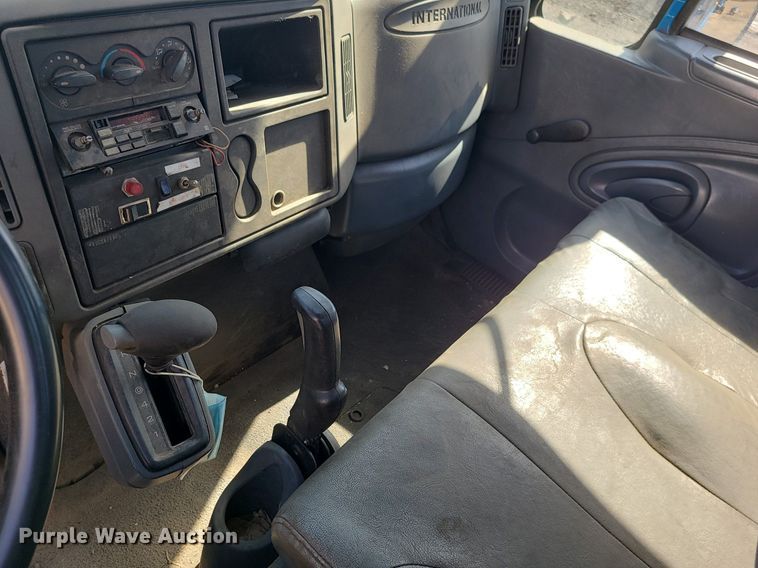 image for item JG9387 2003 International 4300  utility / service truck