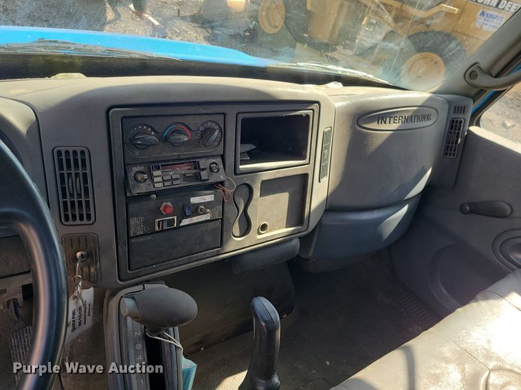 image for item JG9387 2003 International 4300  utility / service truck