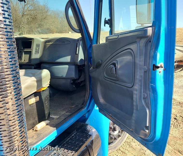 image for item JG9387 2003 International 4300  utility / service truck