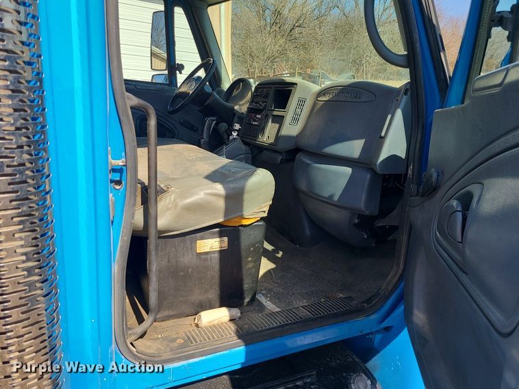 image for item JG9387 2003 International 4300  utility / service truck