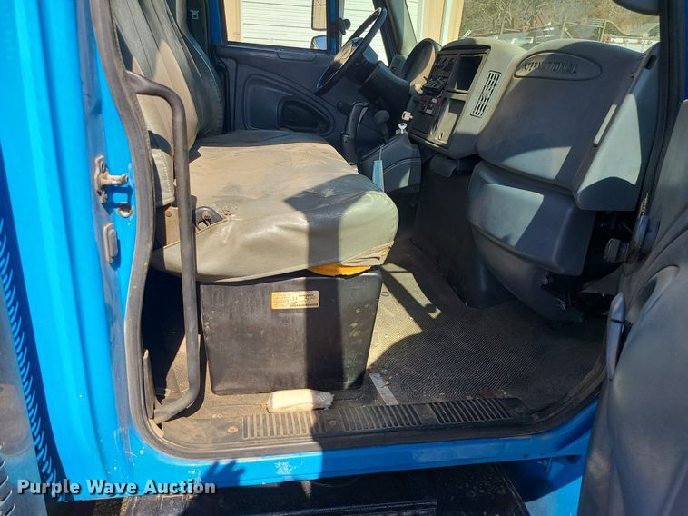 image for item JG9387 2003 International 4300  utility / service truck