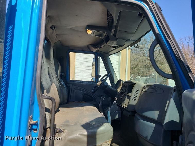 image for item JG9387 2003 International 4300  utility / service truck