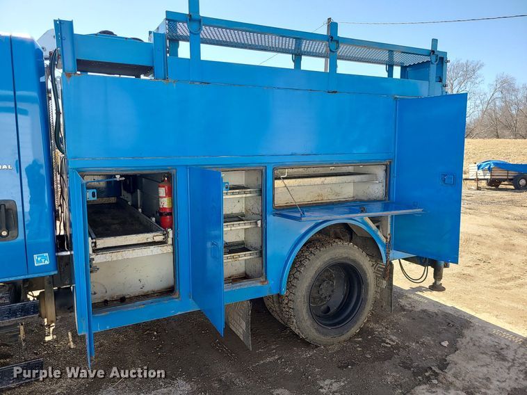 image for item JG9387 2003 International 4300  utility / service truck