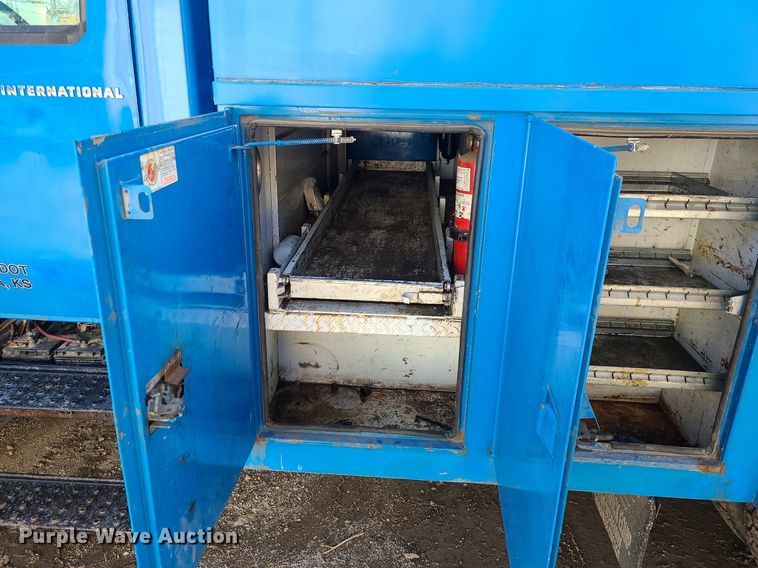 image for item JG9387 2003 International 4300  utility / service truck