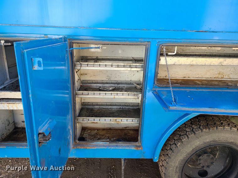 image for item JG9387 2003 International 4300  utility / service truck