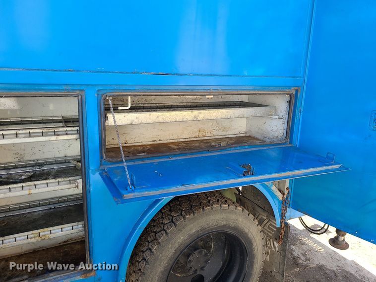 image for item JG9387 2003 International 4300  utility / service truck