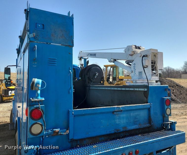 image for item JG9387 2003 International 4300  utility / service truck