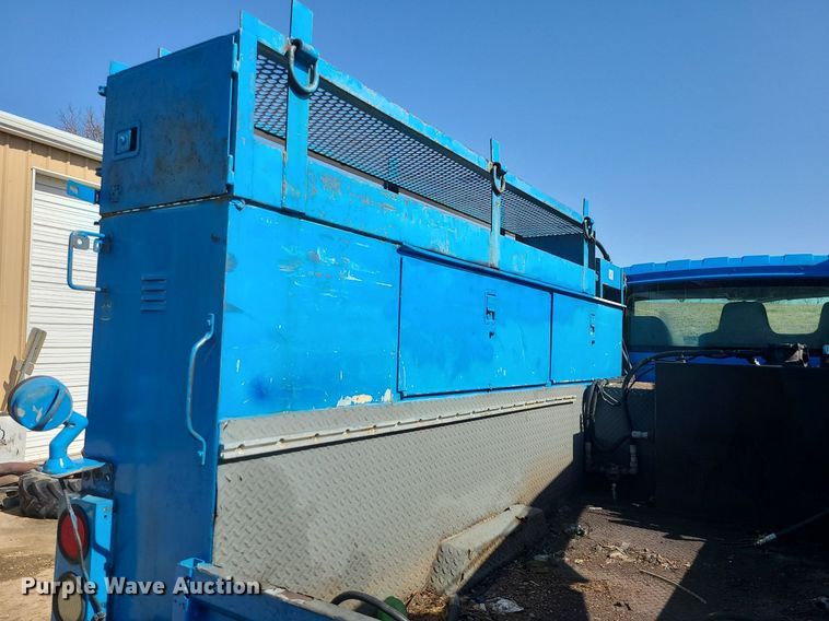 image for item JG9387 2003 International 4300  utility / service truck