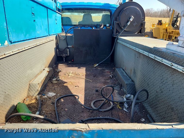 image for item JG9387 2003 International 4300  utility / service truck