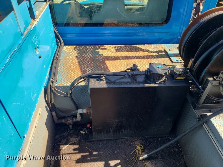 image for item JG9387 2003 International 4300  utility / service truck