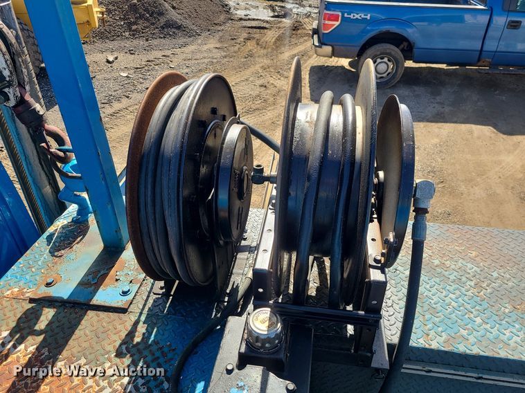 image for item JG9387 2003 International 4300  utility / service truck