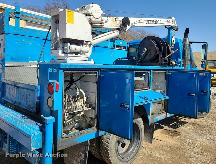 image for item JG9387 2003 International 4300  utility / service truck