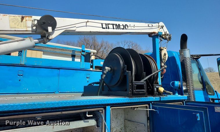 image for item JG9387 2003 International 4300  utility / service truck