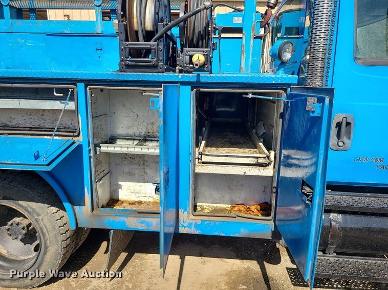 image for item JG9387 2003 International 4300  utility / service truck