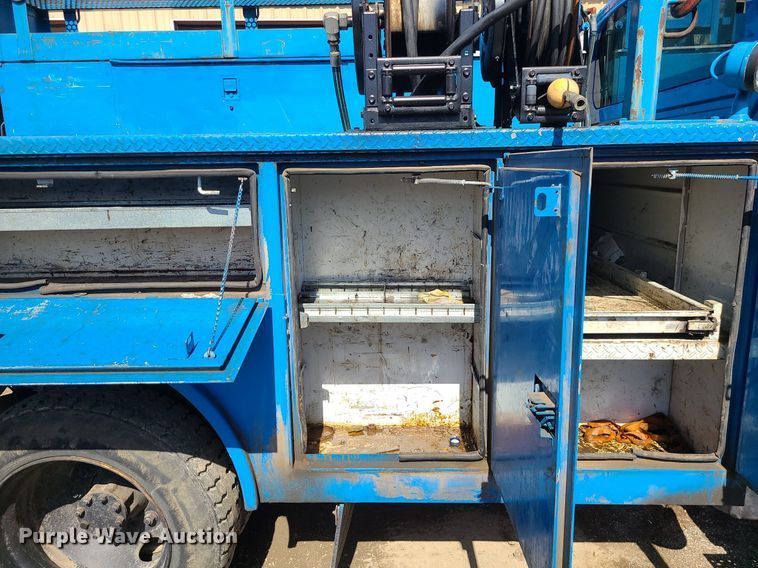 image for item JG9387 2003 International 4300  utility / service truck