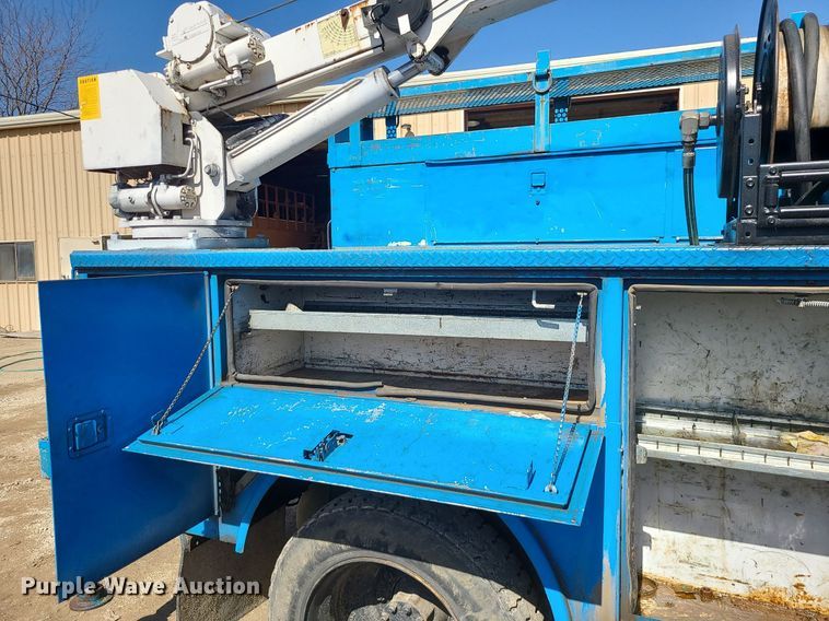 image for item JG9387 2003 International 4300  utility / service truck