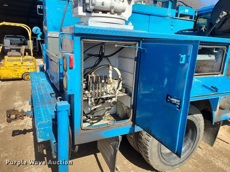 image for item JG9387 2003 International 4300  utility / service truck