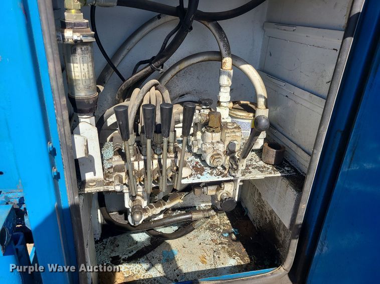 image for item JG9387 2003 International 4300  utility / service truck