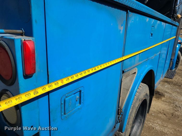 image for item JG9387 2003 International 4300  utility / service truck