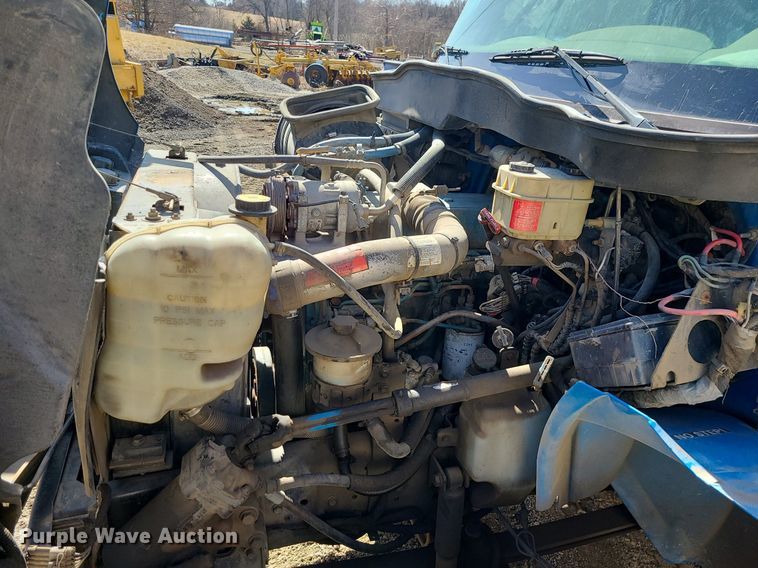 image for item JG9387 2003 International 4300  utility / service truck