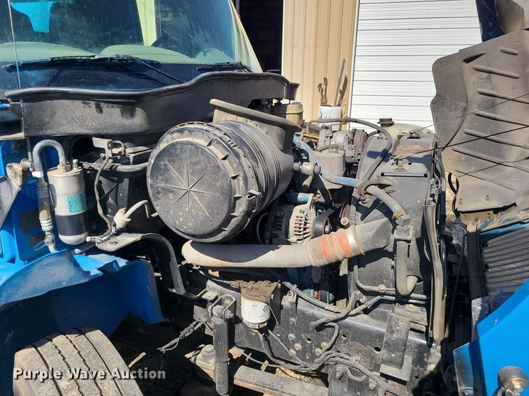 image for item JG9387 2003 International 4300  utility / service truck