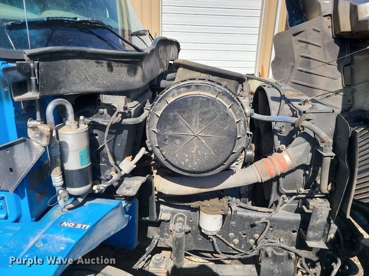 image for item JG9387 2003 International 4300  utility / service truck