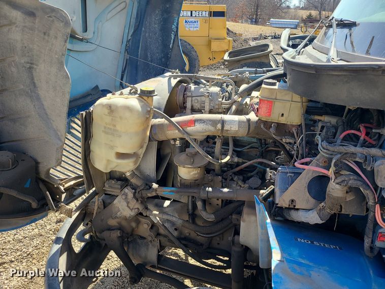 image for item JG9387 2003 International 4300  utility / service truck