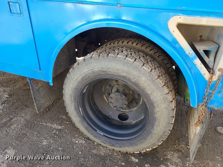 image for item JG9387 2003 International 4300  utility / service truck