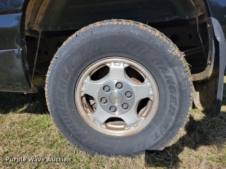 image for item JL9346 2002 Chevrolet Silverado 1500  Ext. Cab pickup truck