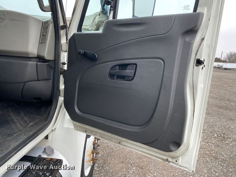 image for item JW9211 2014 International 4300  refrigerated truck