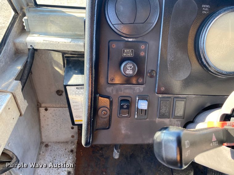 image for item JW9245 2007 Freightliner MT55  delivery van