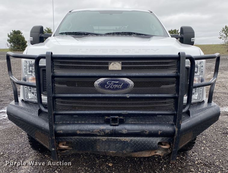 image for item KB9584 2017 Ford F250 Super Duty XL  Crew Cab flatbed pickup truck